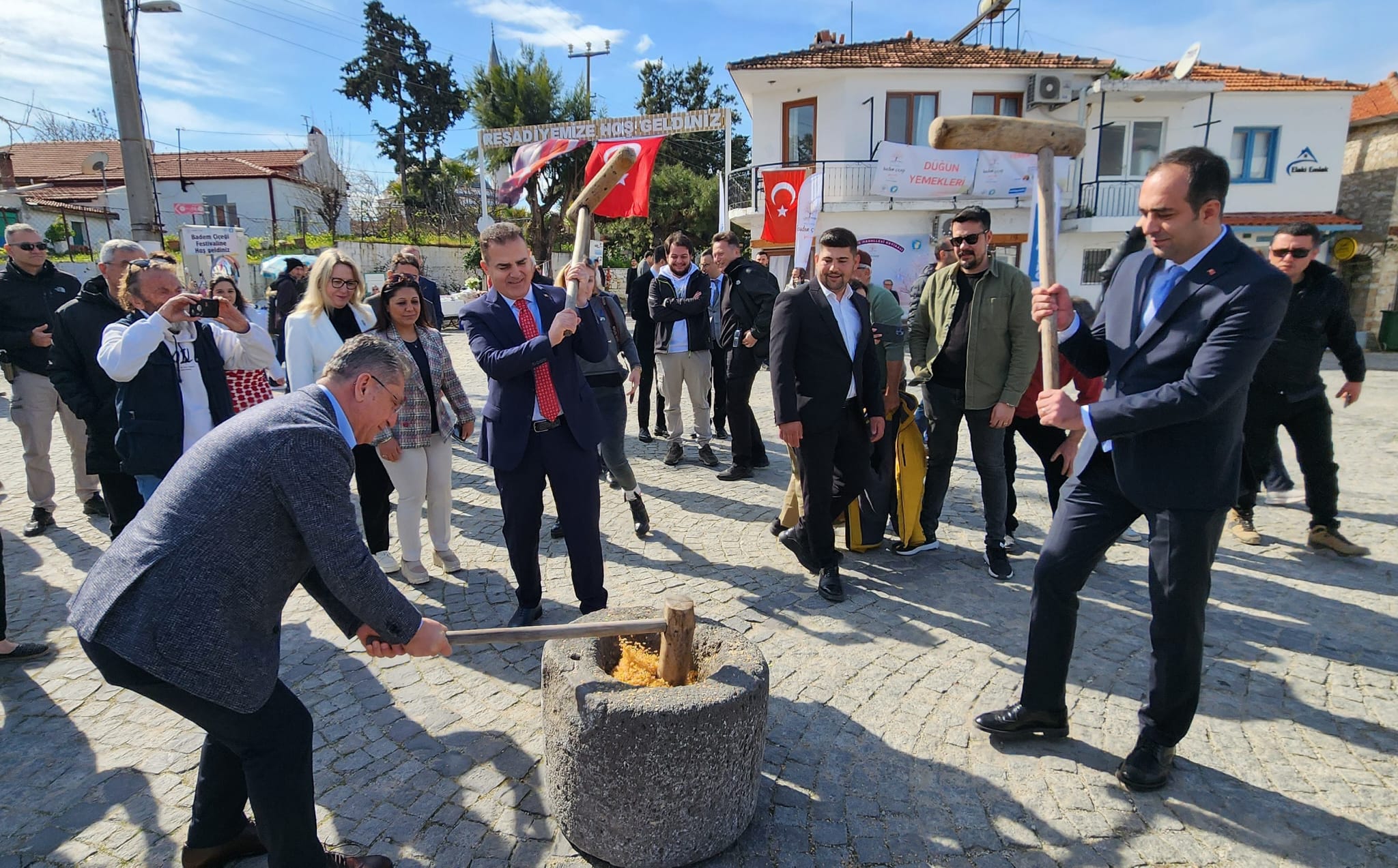 Vali Akbıyık, Keşkek dövdü…