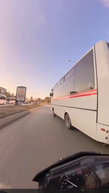 Minibüsle motosikletin çarpışması kask kamerasına yansıdı
