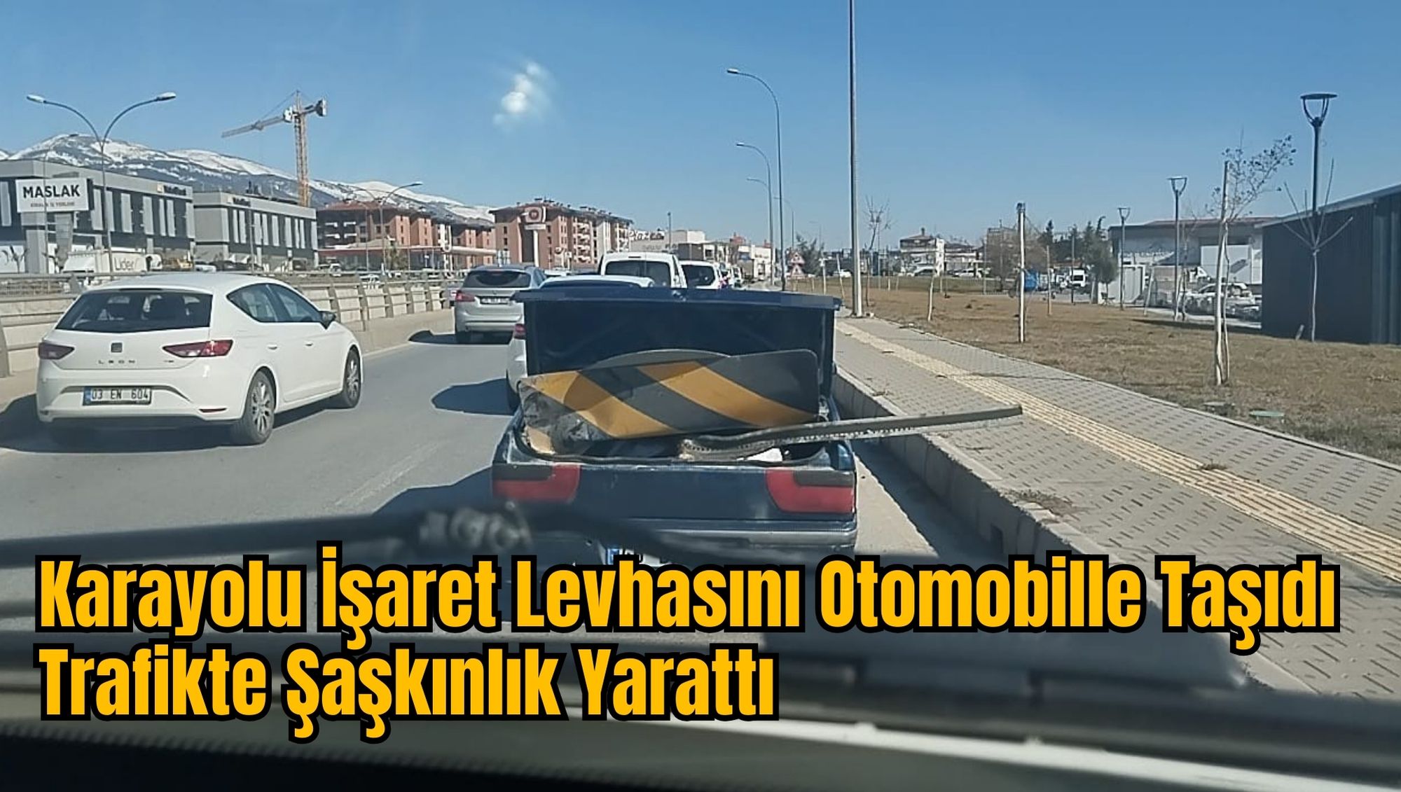 Karayolu İşaret Levhasını Otomobille Taşıdı: Trafikte  Şaşkınlık Yarattı