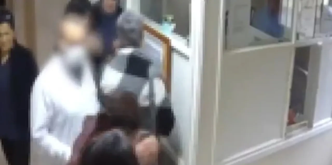 Doktor Hastaları Silah ve Biber Gazıyla Tehdit Etti