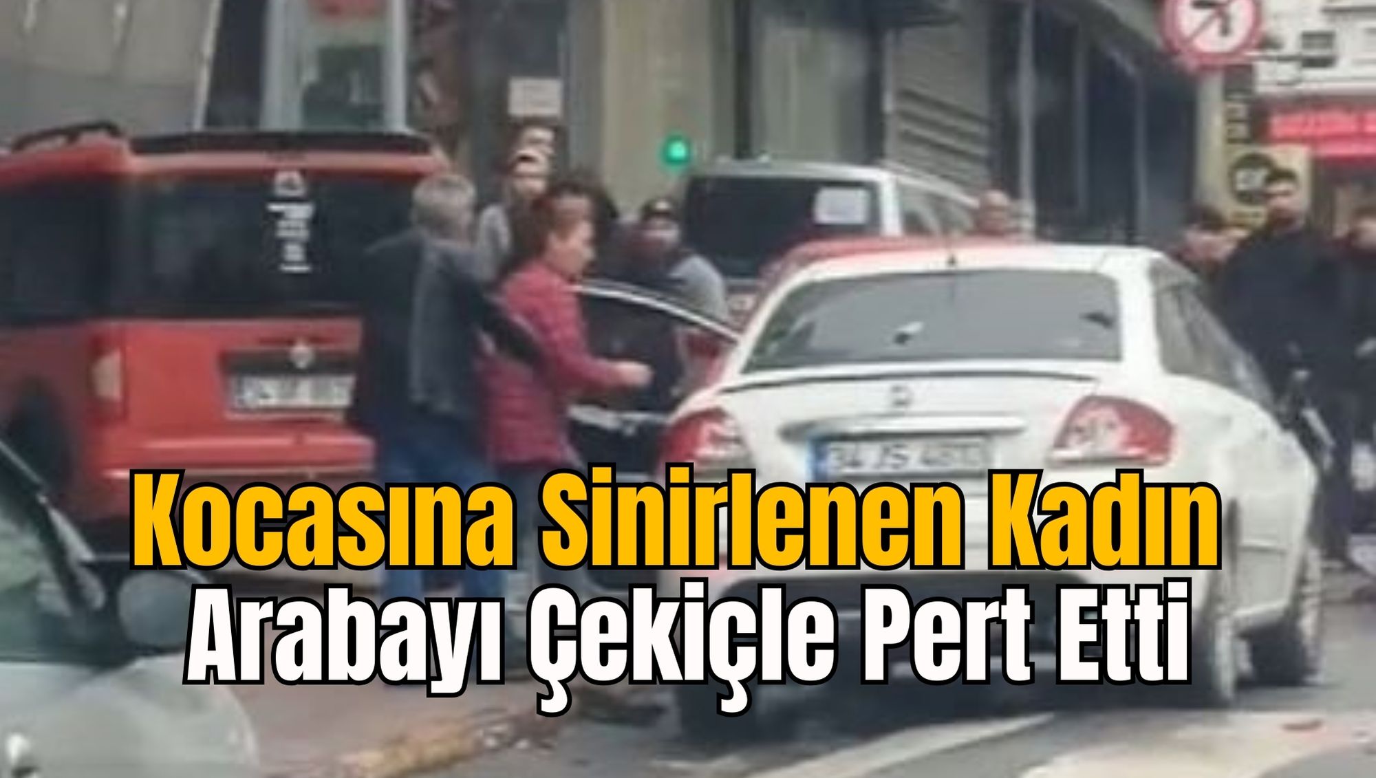 Kocasına Sinirlenen Kadın Arabayı Çekiçle Pert Etti