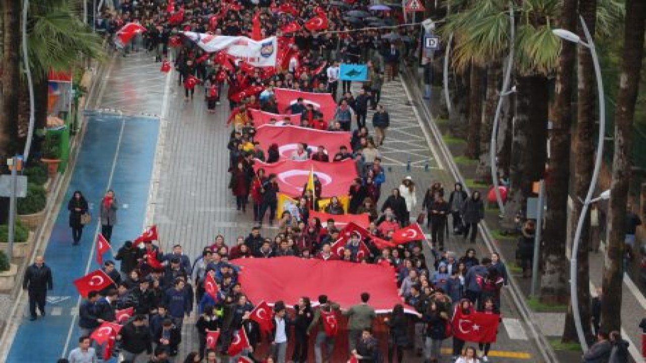 Binlerce öğrenci şehitler için yürüdü
