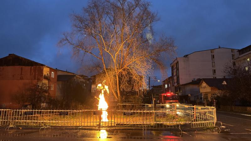 Yer altından çıkan metan gazı alev aldı, saatlerdir sönmüyor