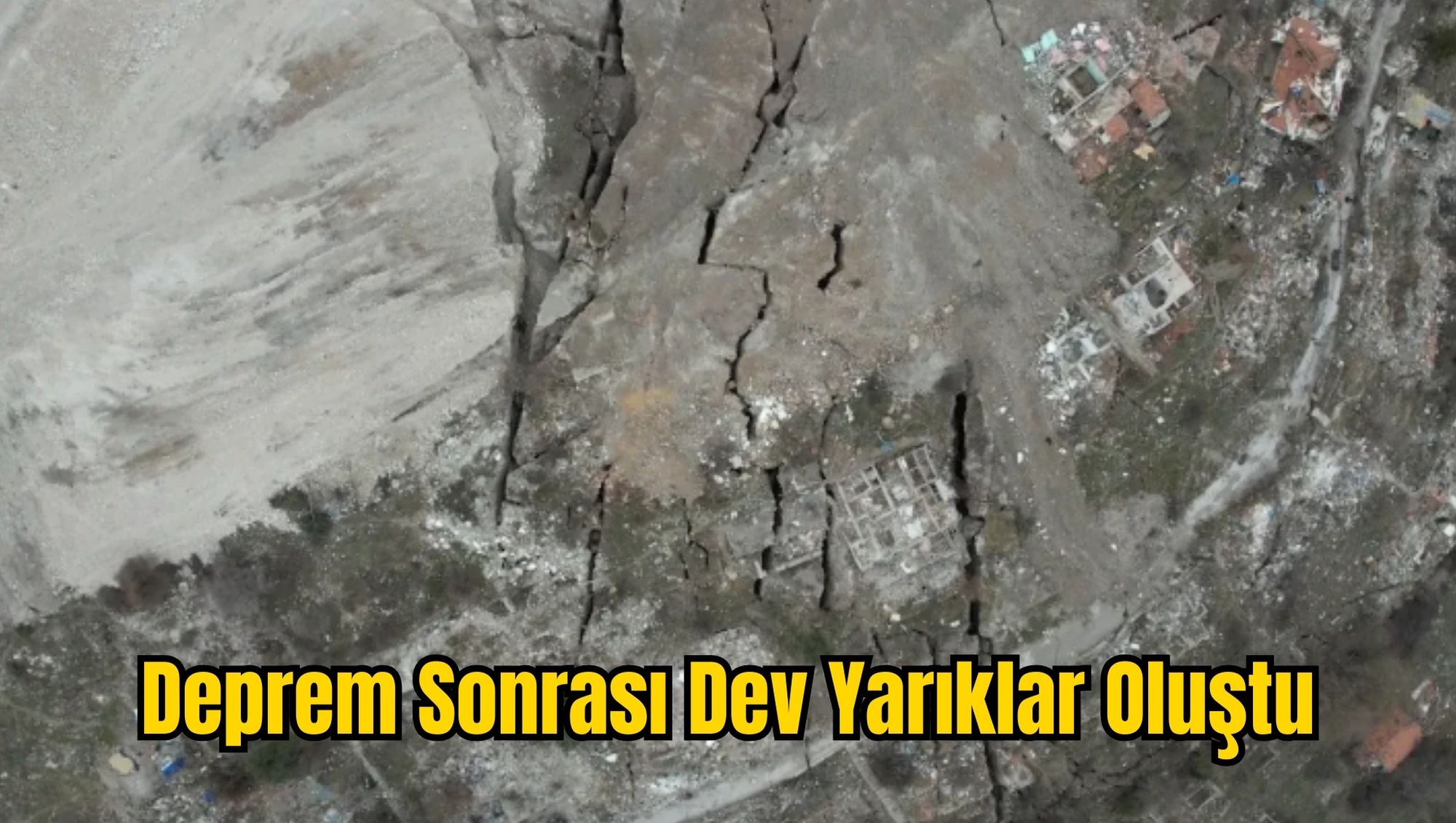 Deprem Sonrası Dev Yarıklar Oluştu