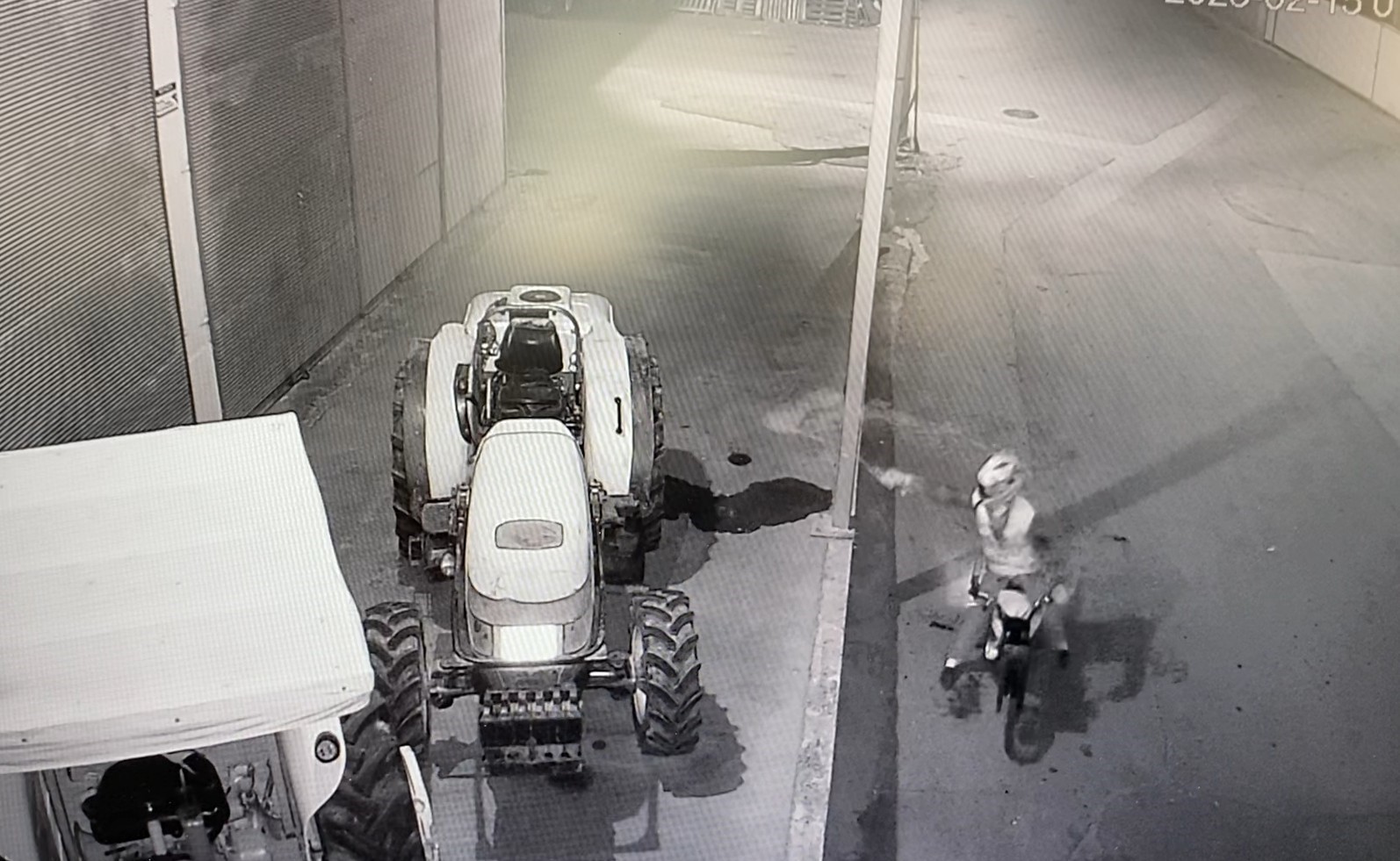 Benzinle Traktörü Yakarken Alevler İçinde Kaldı