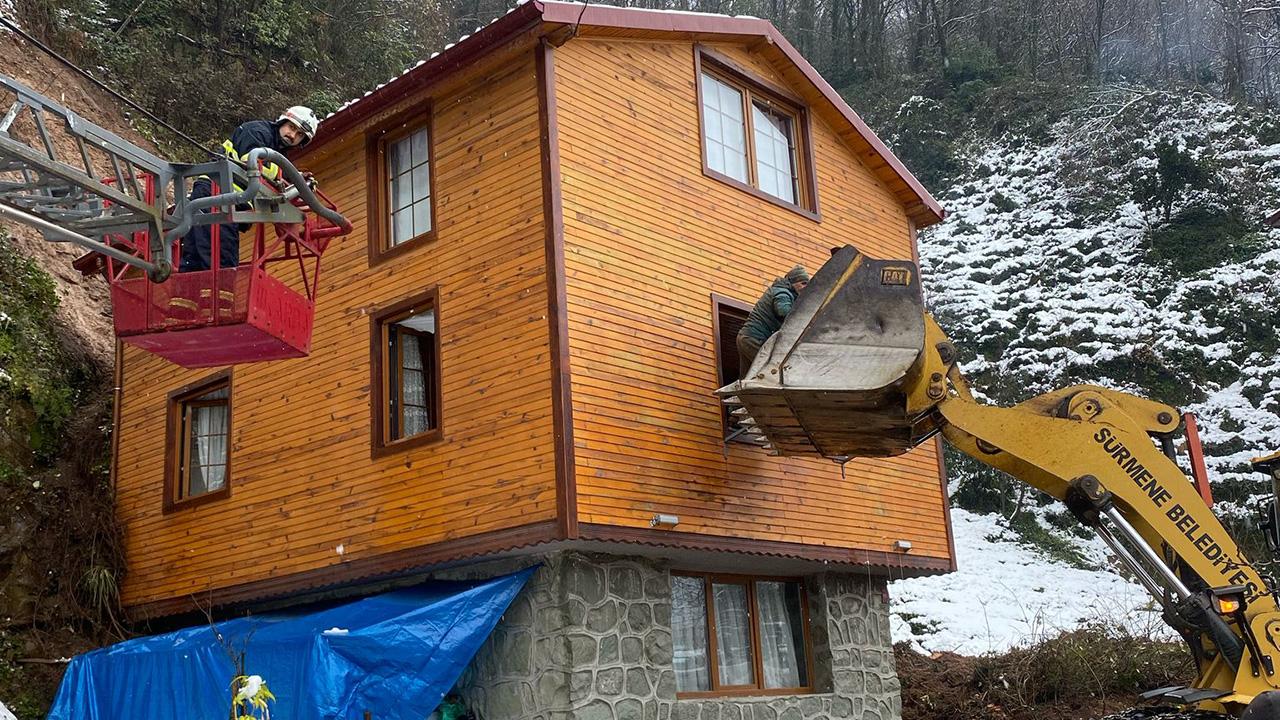 Toprak Kayması Çifti Evin İçinde Mahsur Bıraktı