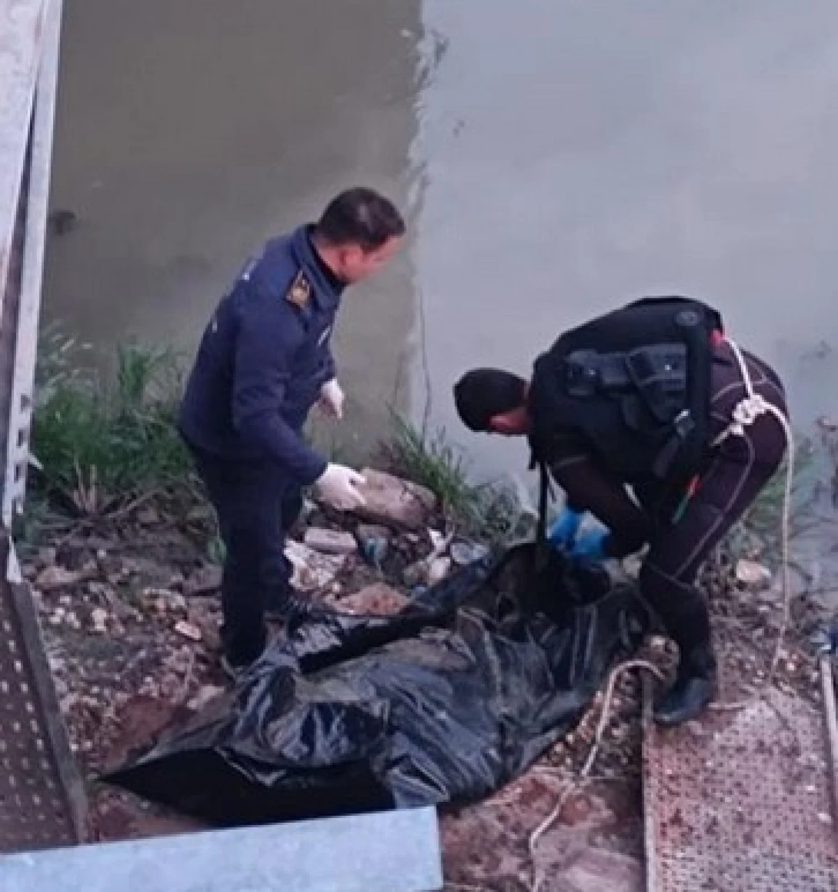 Nehirde Erkek Cesedi Bulundu