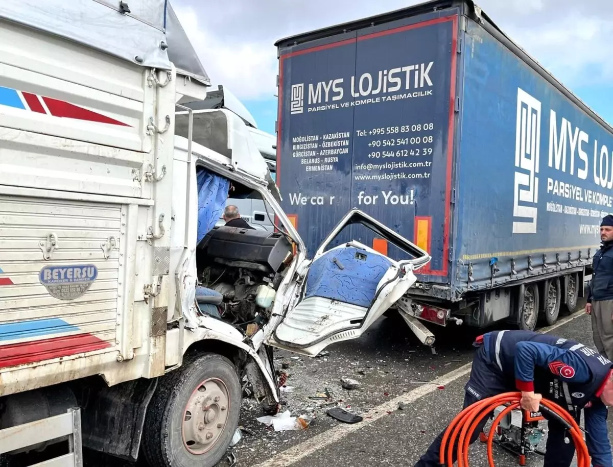Kamyonet Tırla Çarpıştı, Kamyonet Kağıt Gibi Ezildi
