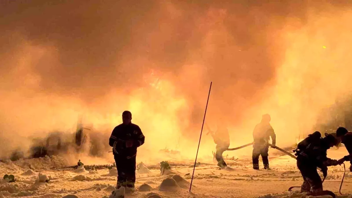 Odunluk Alev Alev Yandı Evde Hasar Oluştu