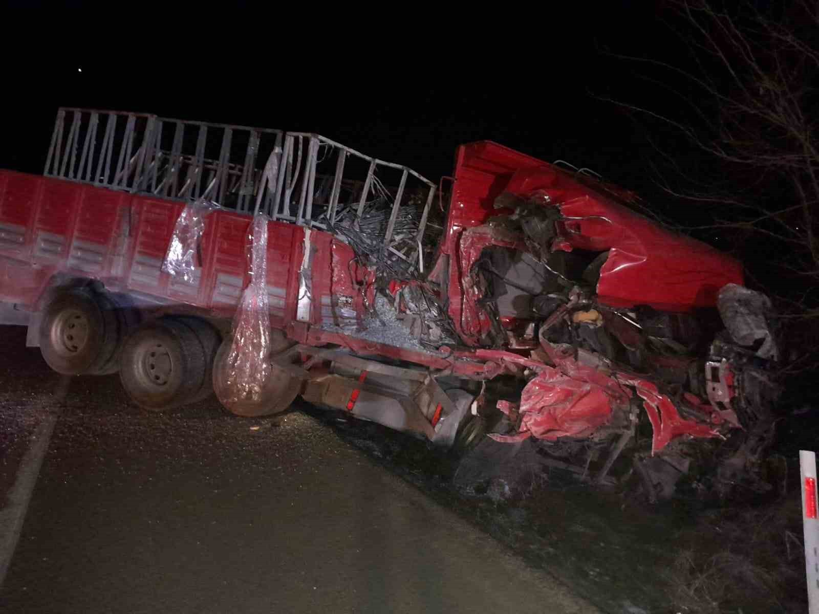 Cam Yüklü Kamyon Askeri Araca Çarptı