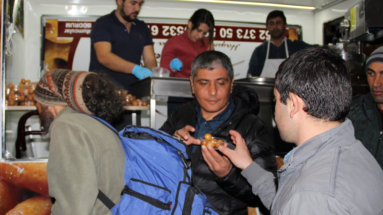 Emniyet Müdürü şehitler için lokma dağıttı