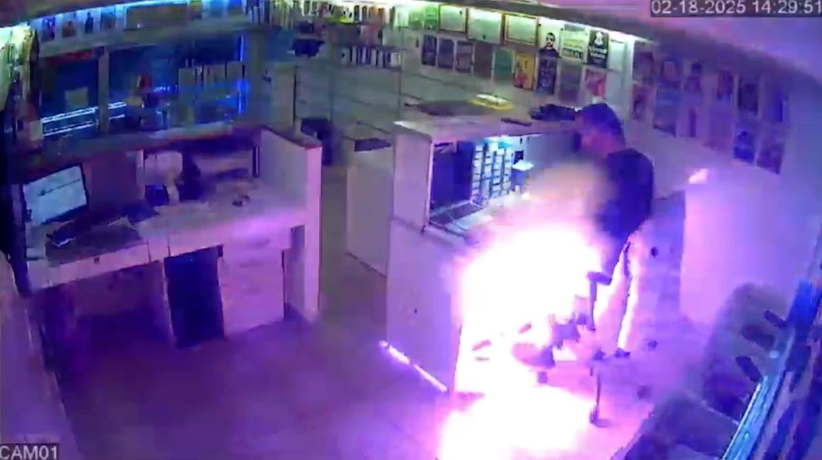 Bataryası Şişen Telefon Patladı, O Anlar Kamerada