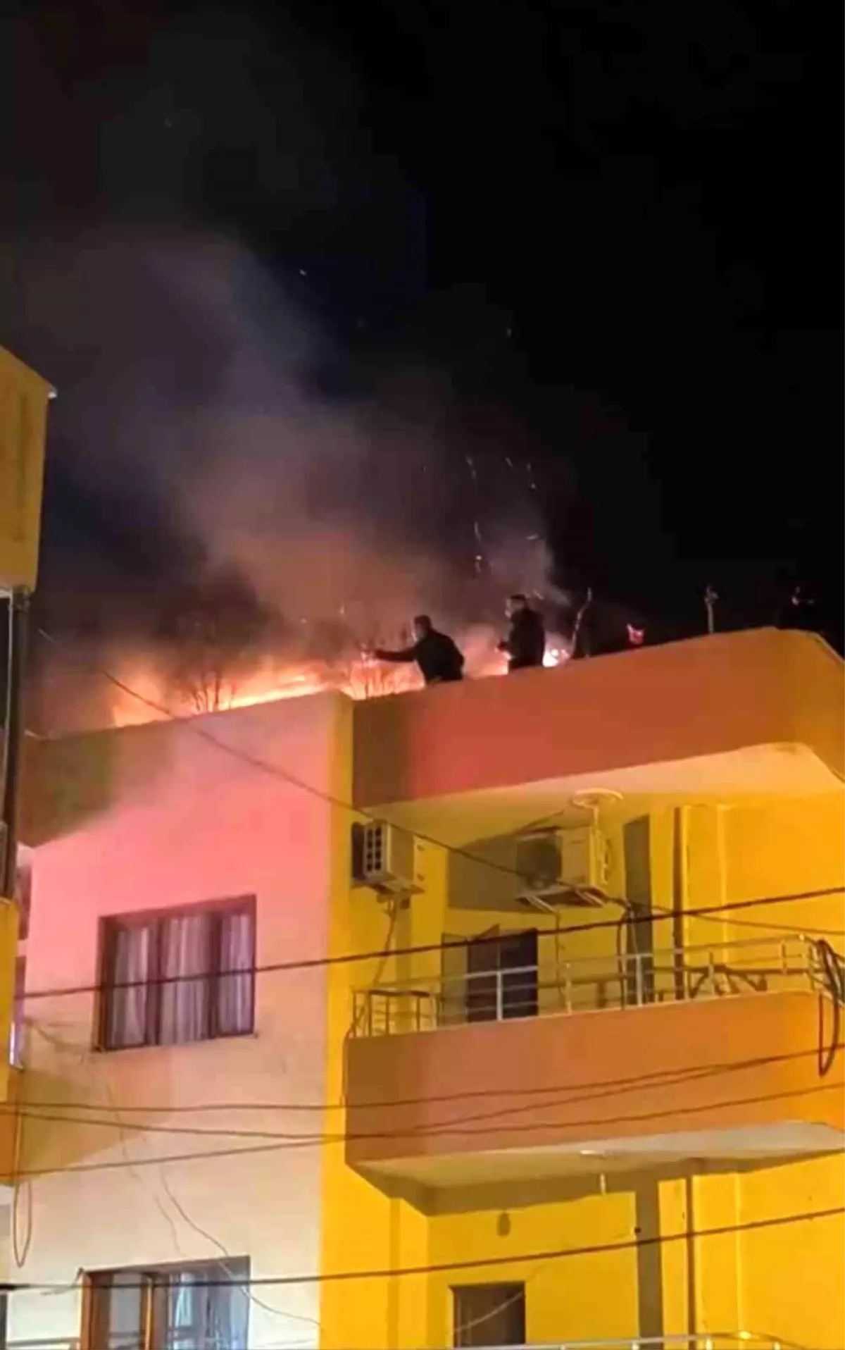 Teras Katında Yangın Paniği