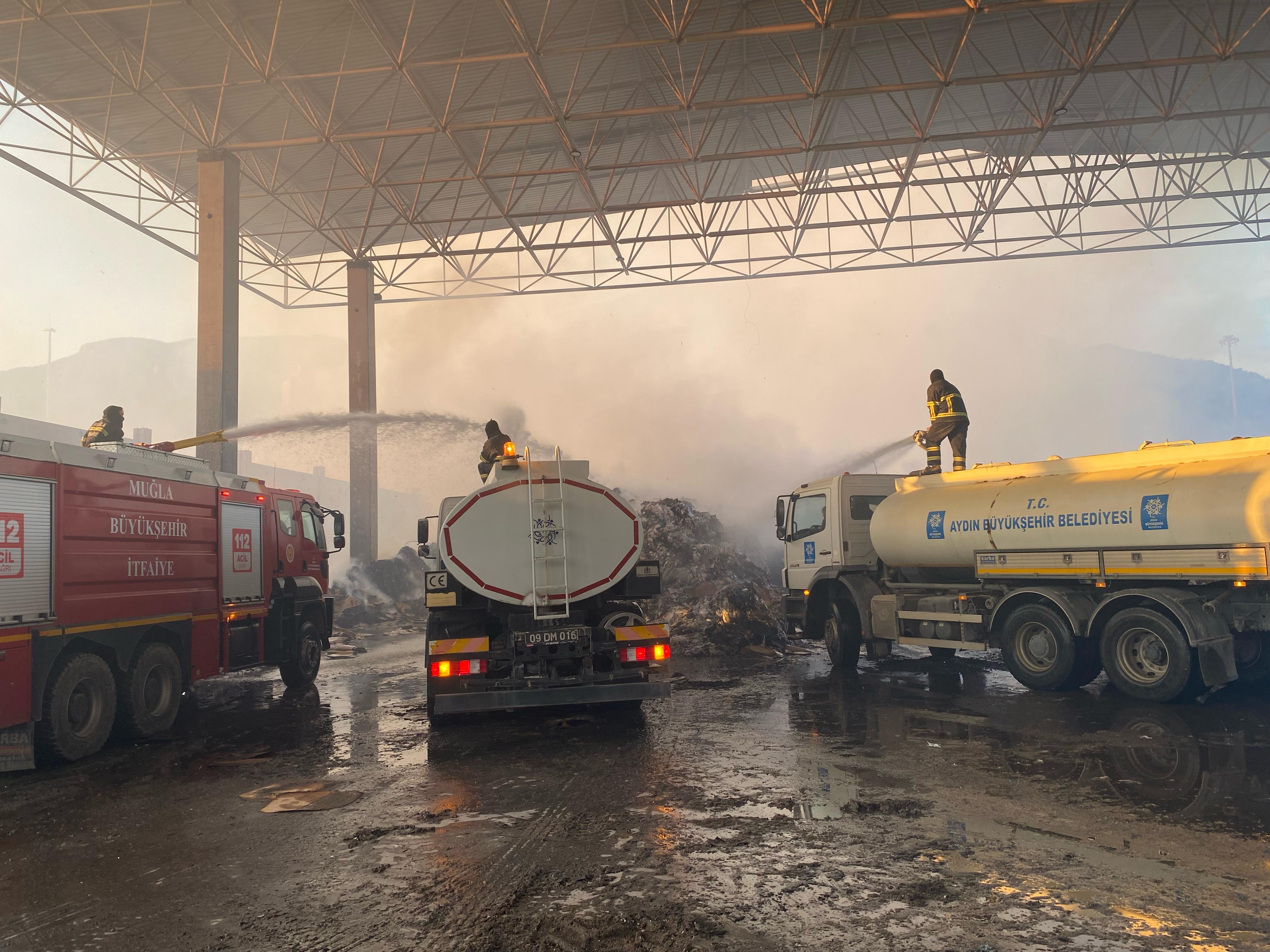 Muğla İtfaiye Ekipleri Söke'de Alevlerle Mücadele Ediyorlar
