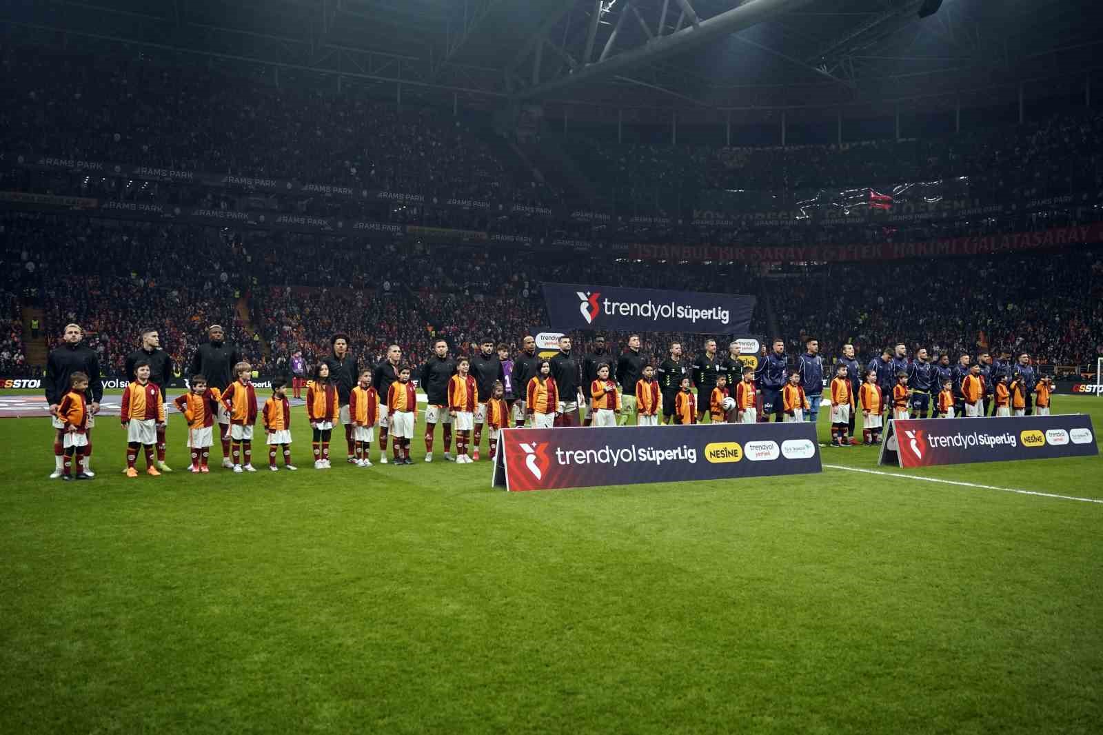 Galatasaray - Fenerbahçe Maçı: İlk Yarıda Neler Yaşandı?