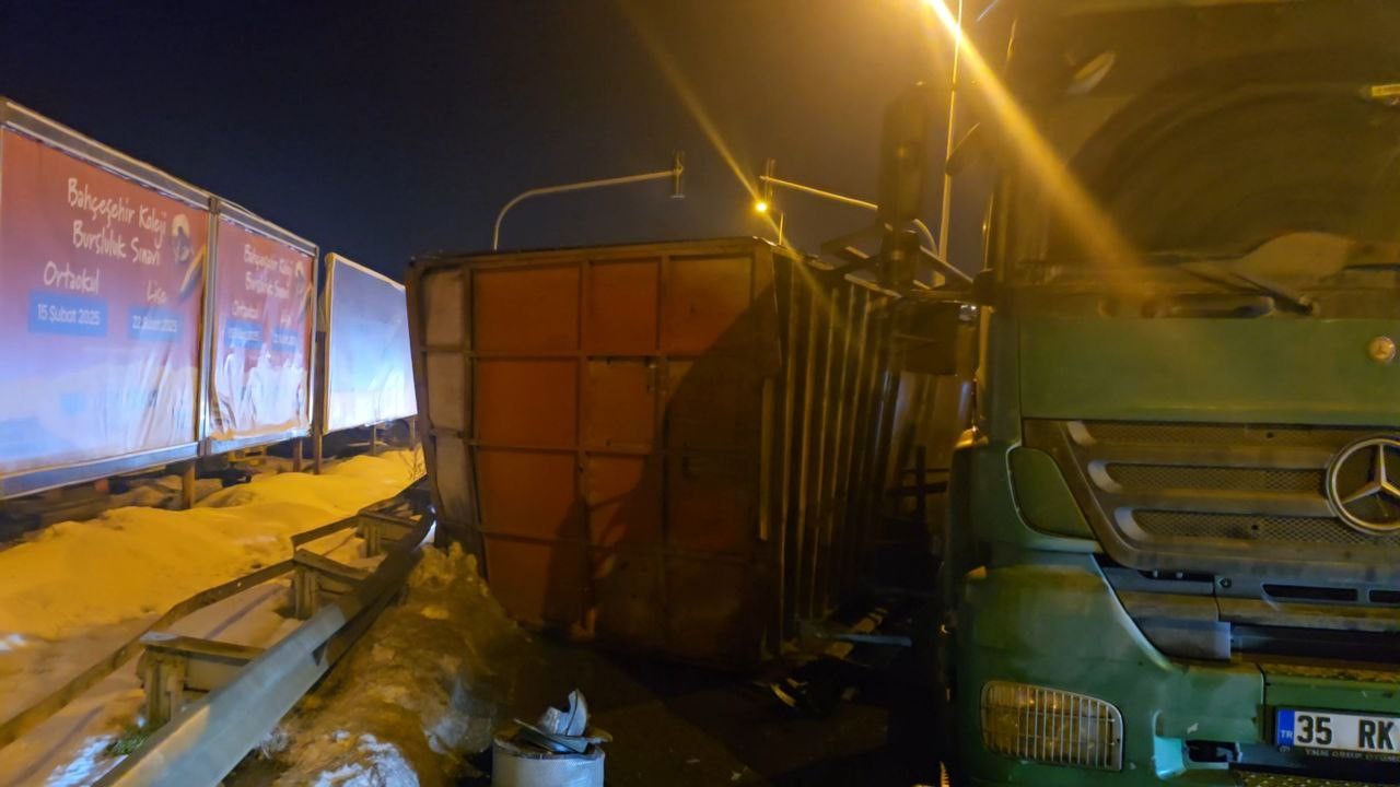 Canlı Hayvan Yüklü Kamyon Devrildi: Onlarca Tavuk Telef Oldu