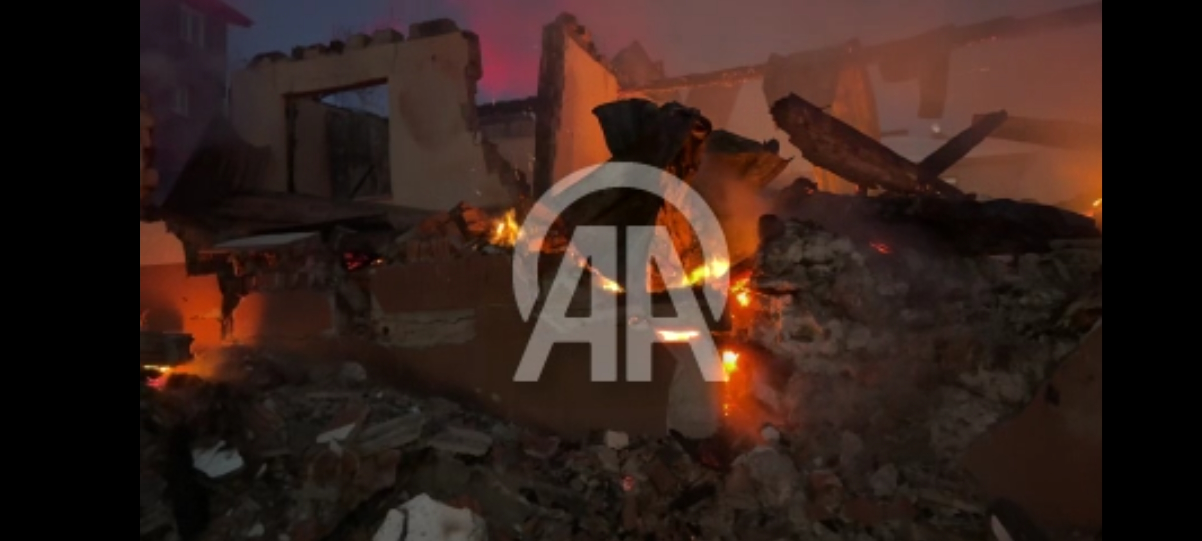 Çıkan Yangın da  Üç Ev kullanılamaz hale geldi