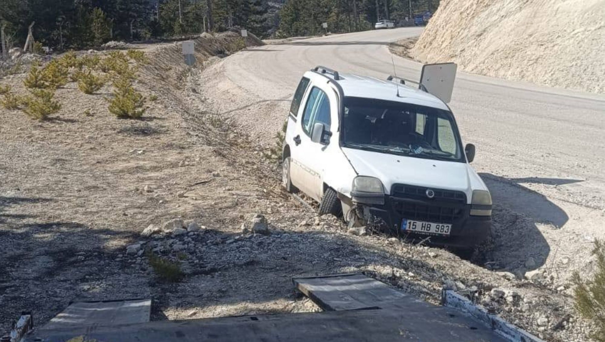 Araç Şarampole Uçtu: 1 Ölü 1 Yaralı