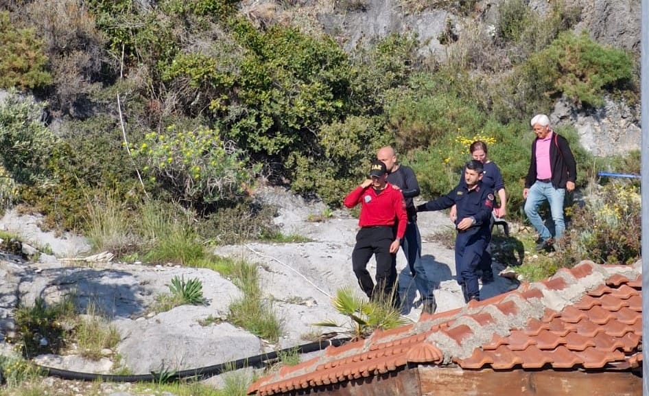 Fethiye’de Kayalıklara Sert İniş Yapan Yamaç Paraşütü Pilotu Kurtarıldı