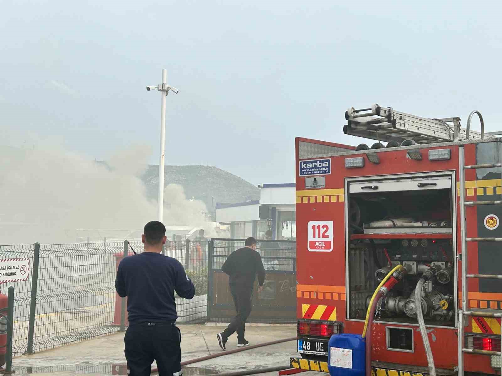 Bodrum'da Milyon Dolarlık Motoryat Alevlere Teslim Oldu