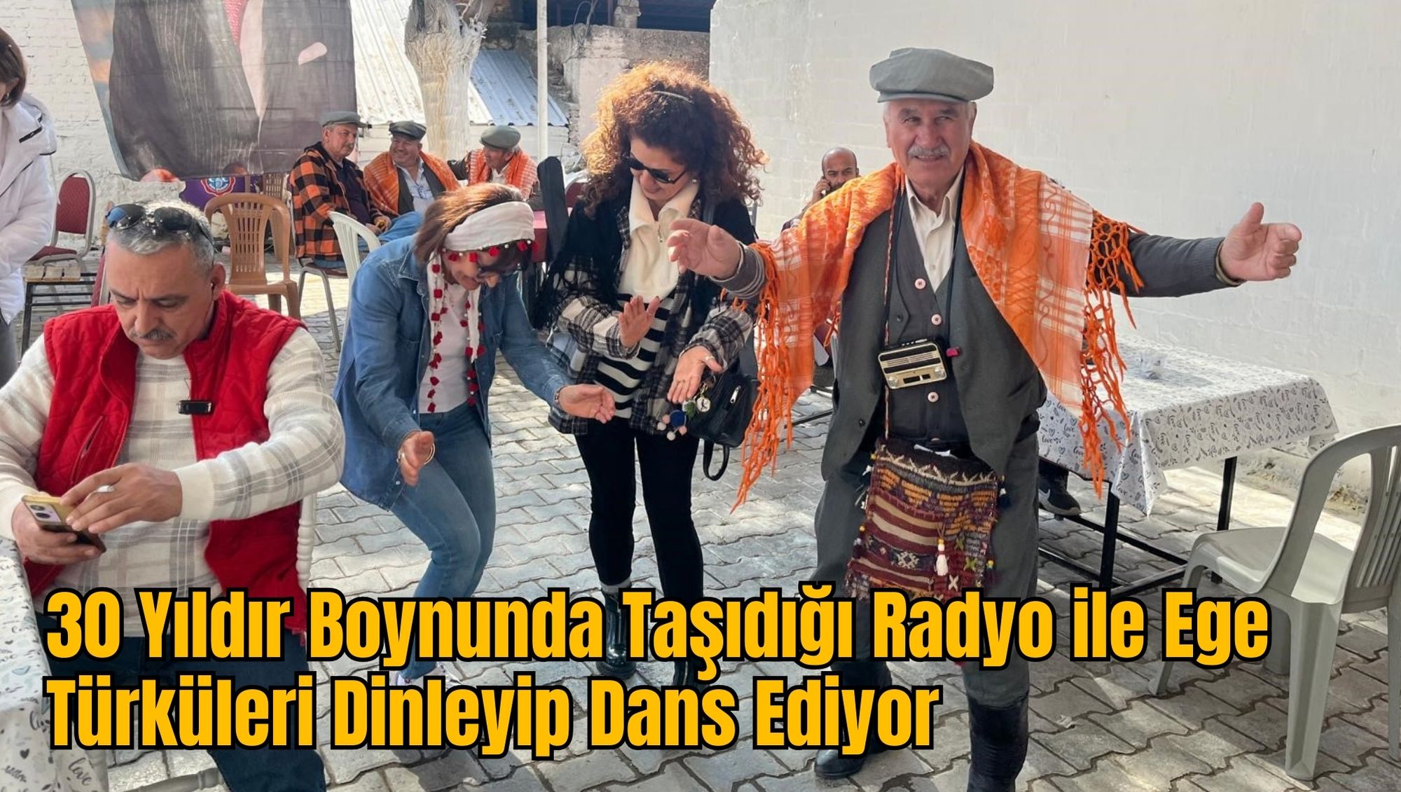 30 Yıldır Boynunda Taşıdığı Radyo ile Ege Türküleri Dinleyip Dans Ediyor