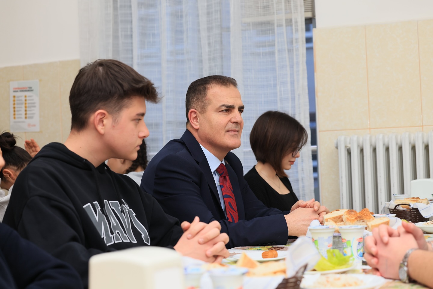 Vali Akbıyık Gençlerle İftar Sofrasında Bir Araya Geldi