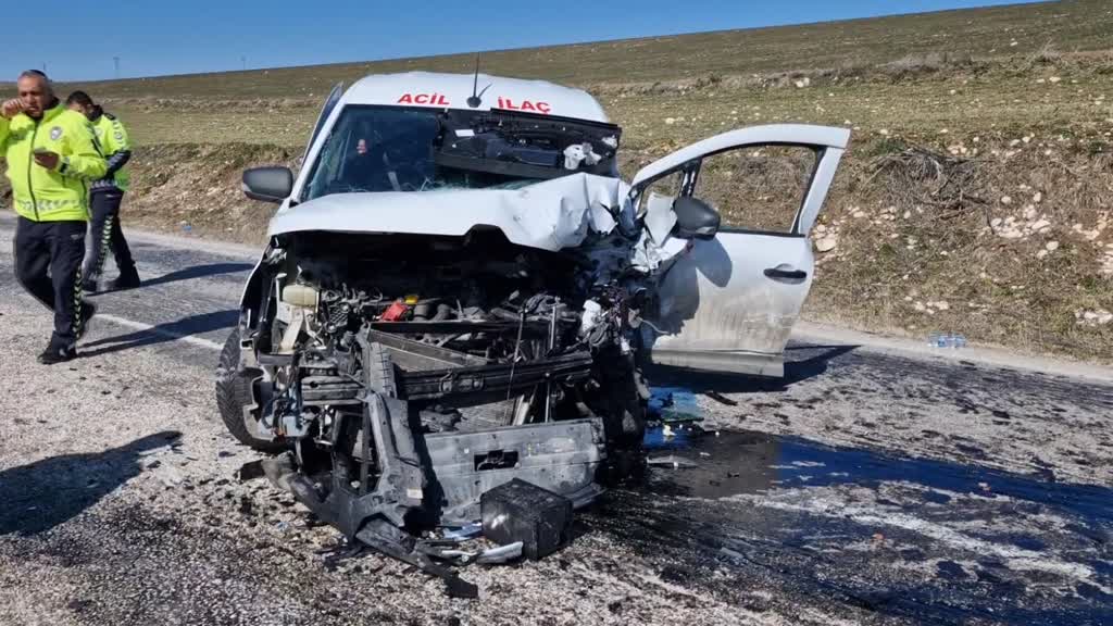 Ticari Araçlar Çarpıştı: 1 Ölü 5 Yaralı