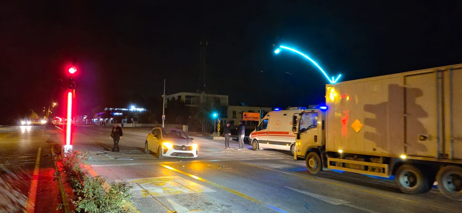 Menteşe'de Trafik Kazası: Beton Mikseri İle Otomobil Çarpıştı