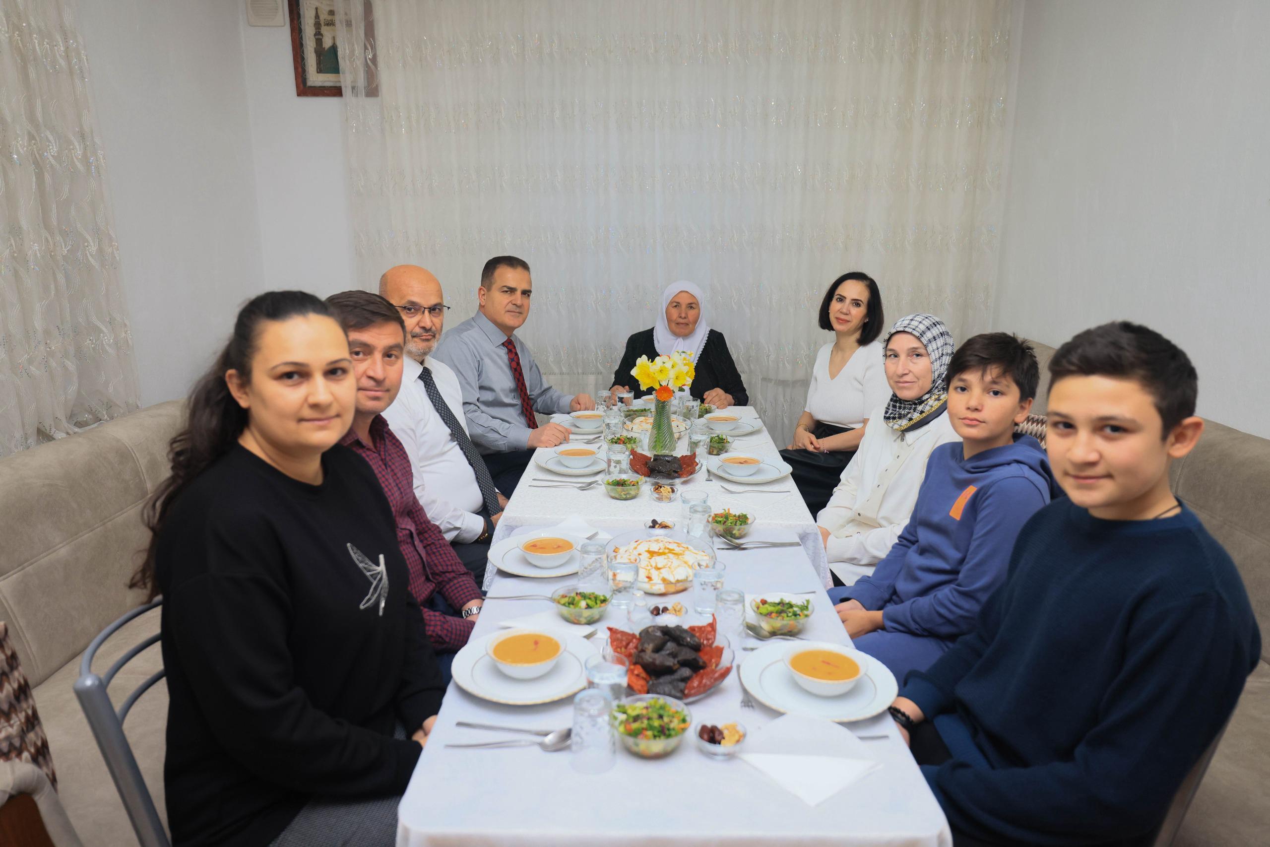 Vali Akbıyık ve eşi Sevim Akbıyık Şehit ailesine iftarda konuk oldu