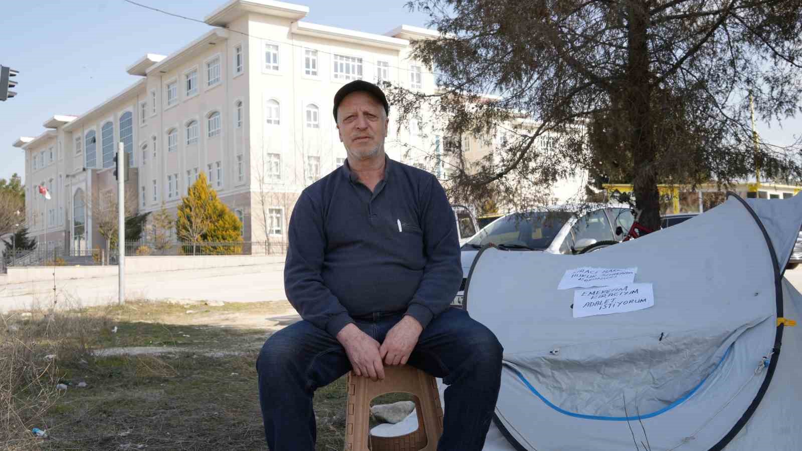 Kira Artışını Protesto Eden Kiracı: Adliye Karşısına Çadır Kurdu