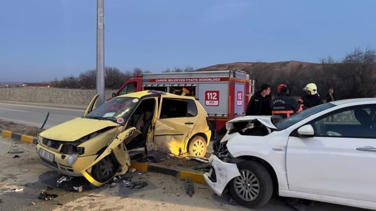 İki Otomobil Çarpıştı: 6 Kişi Yaralandı