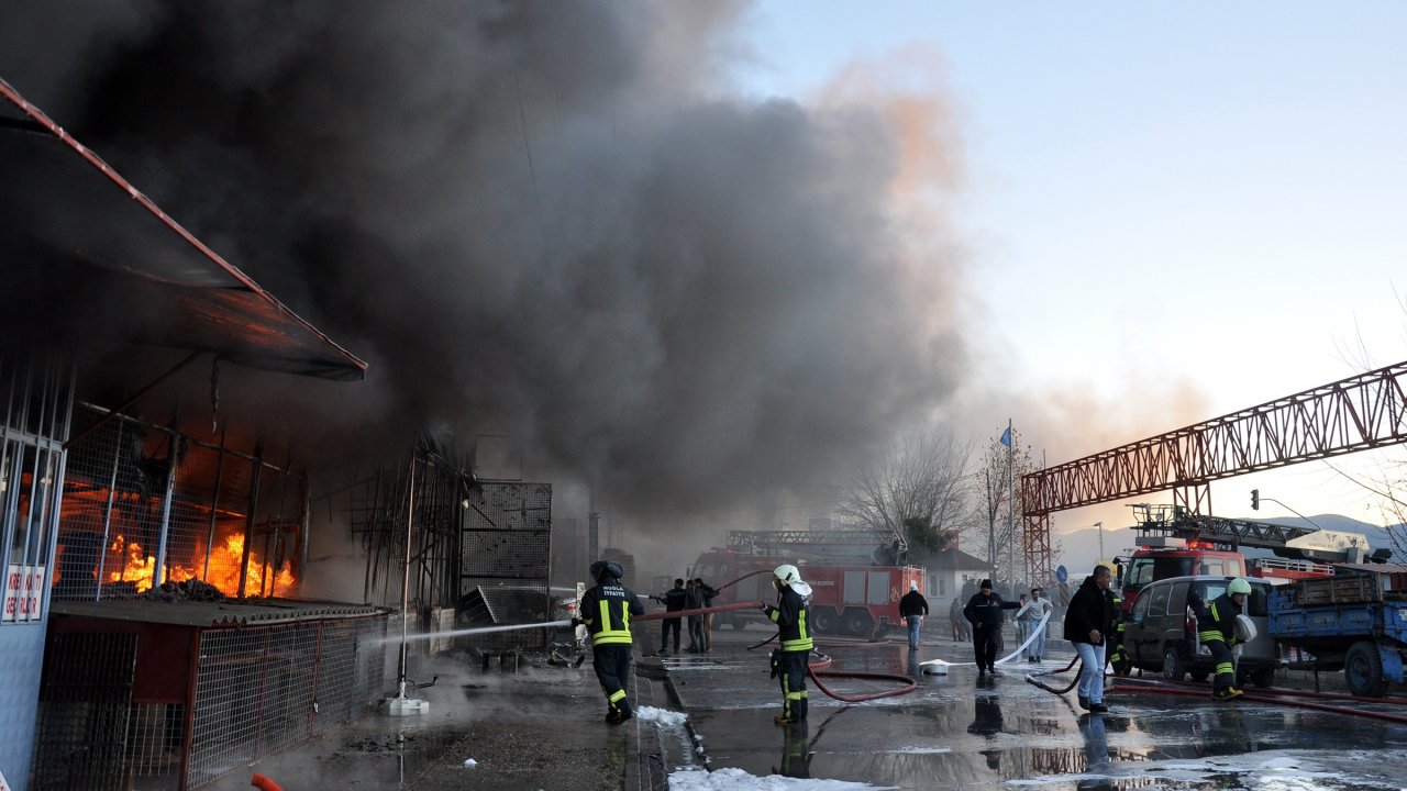 Yatağan sanayisinde yangın: 2’si ağır 11 yaralı