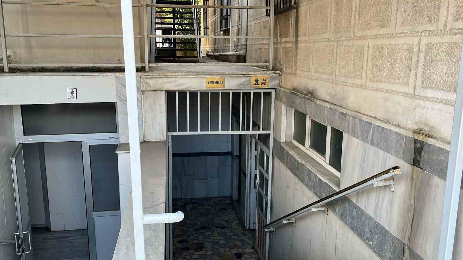 Cami Tuvaletinde Ölü Bulundu