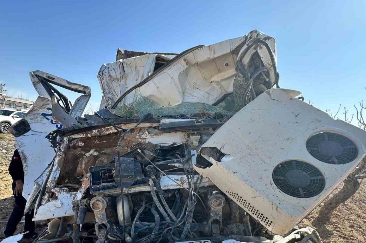 Freni Patlayan Kamyon Kağıt Gibi Ezildi: Sürücü Ağır Yaralı