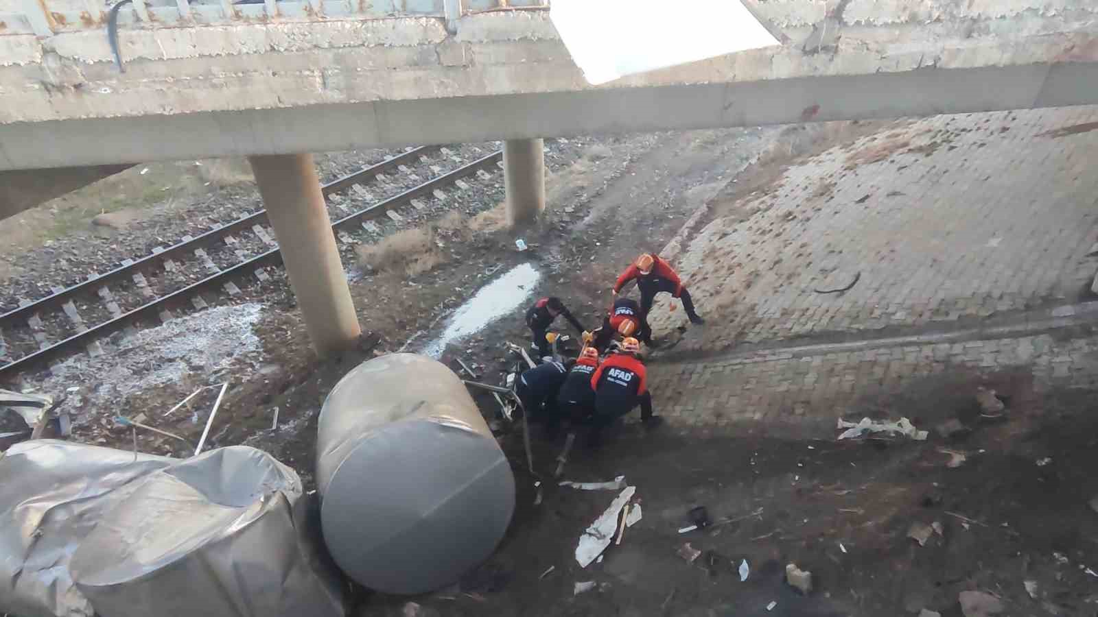Feci Kaza: Süt Tankeri Köprüde Asılı Kaldı, Sürücü Can Verdi