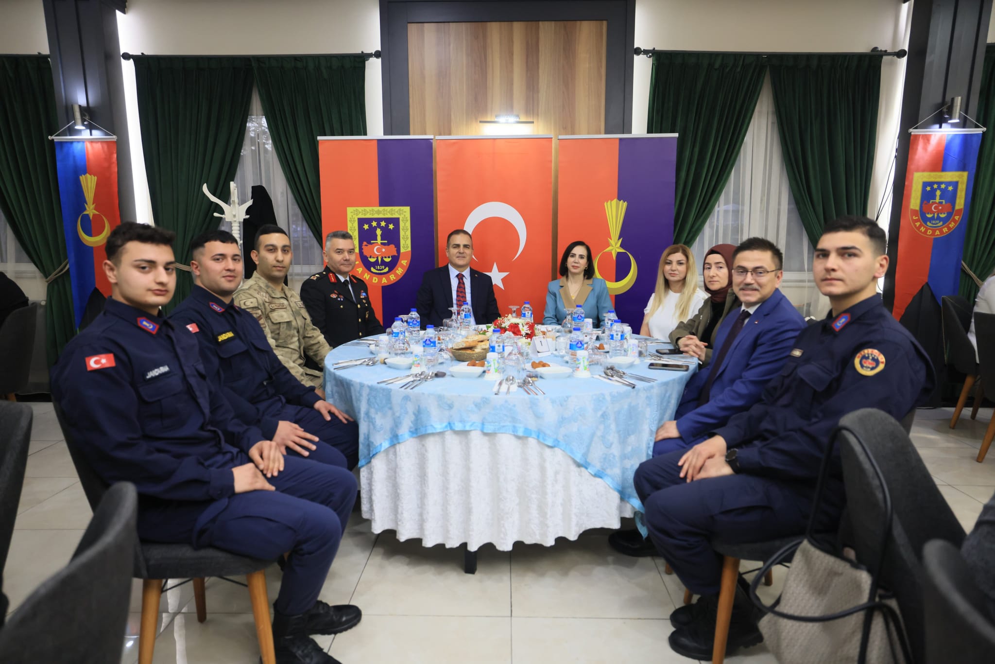 Vali Akbıyık,  Mehmetçiklerle iftar da buluştu..