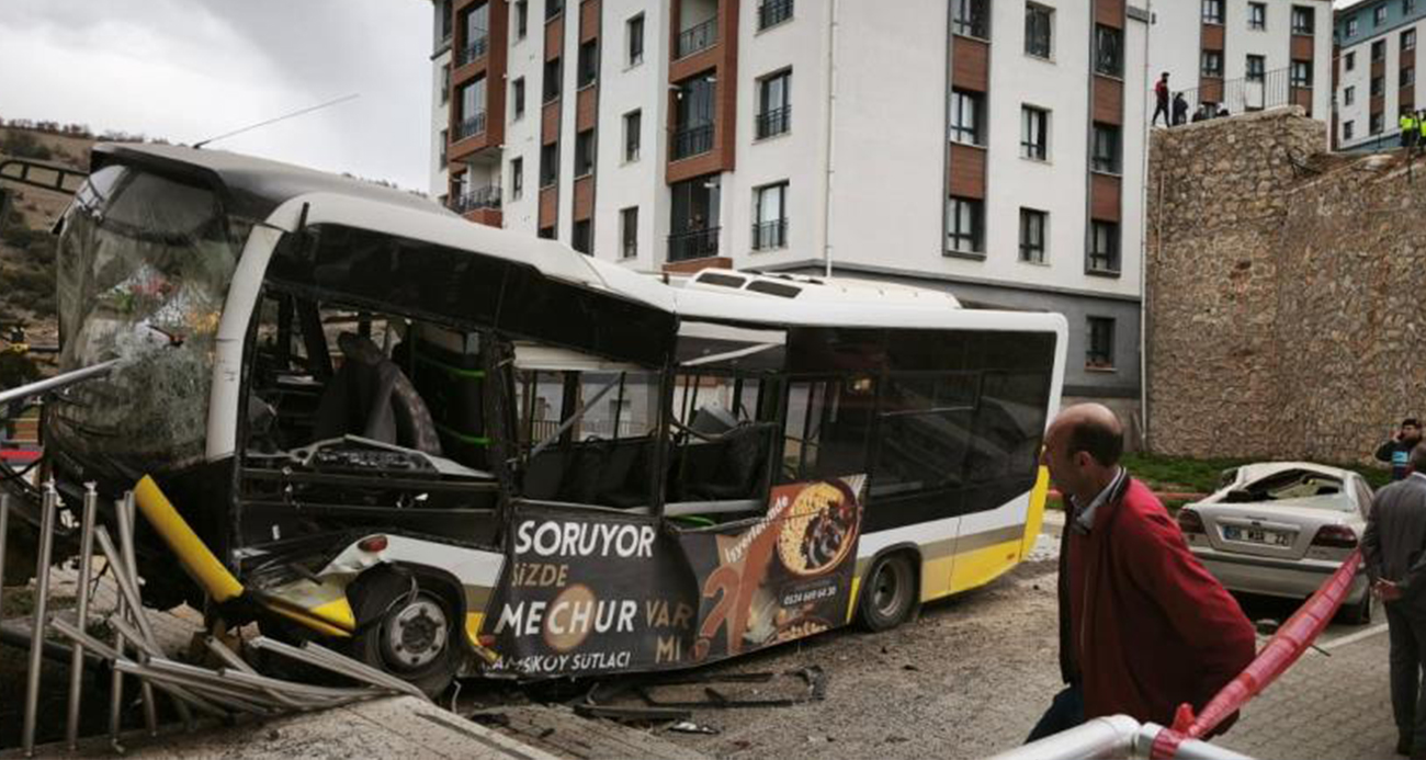 Özel Halk Otobüsü Metrelerce Yükseklikten Aşağı Uçtu