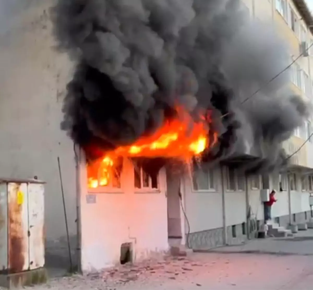 Apartmanda Çıkan Yangın Paniğe Yol Açtı