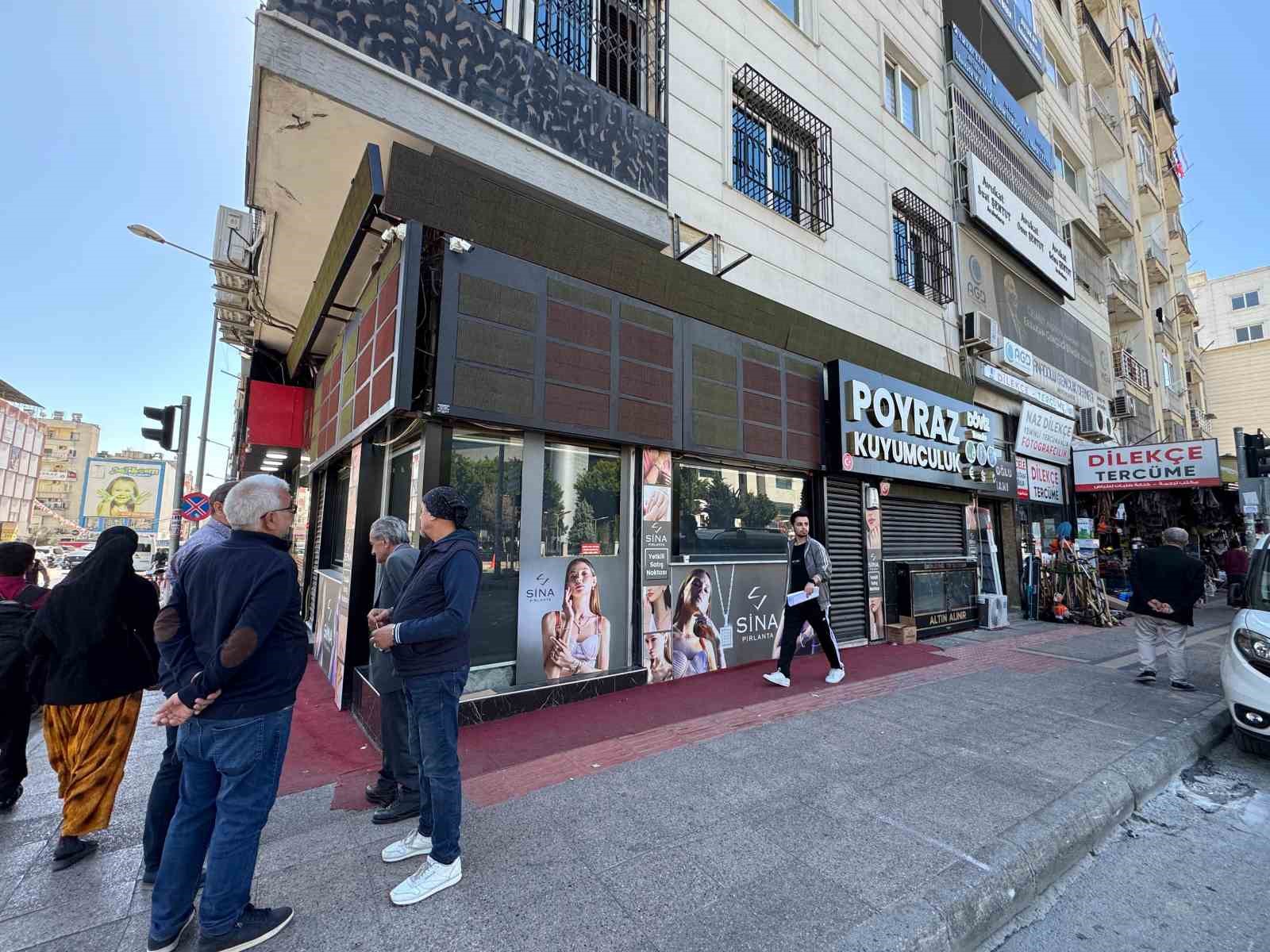 Kuyumcu Müşterilerini Dolandırdı:Gelen Kapıda Kaldı