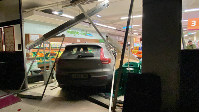 Feci Kaza: Cip Markete Daldı, 2 Kişi Yaralandı