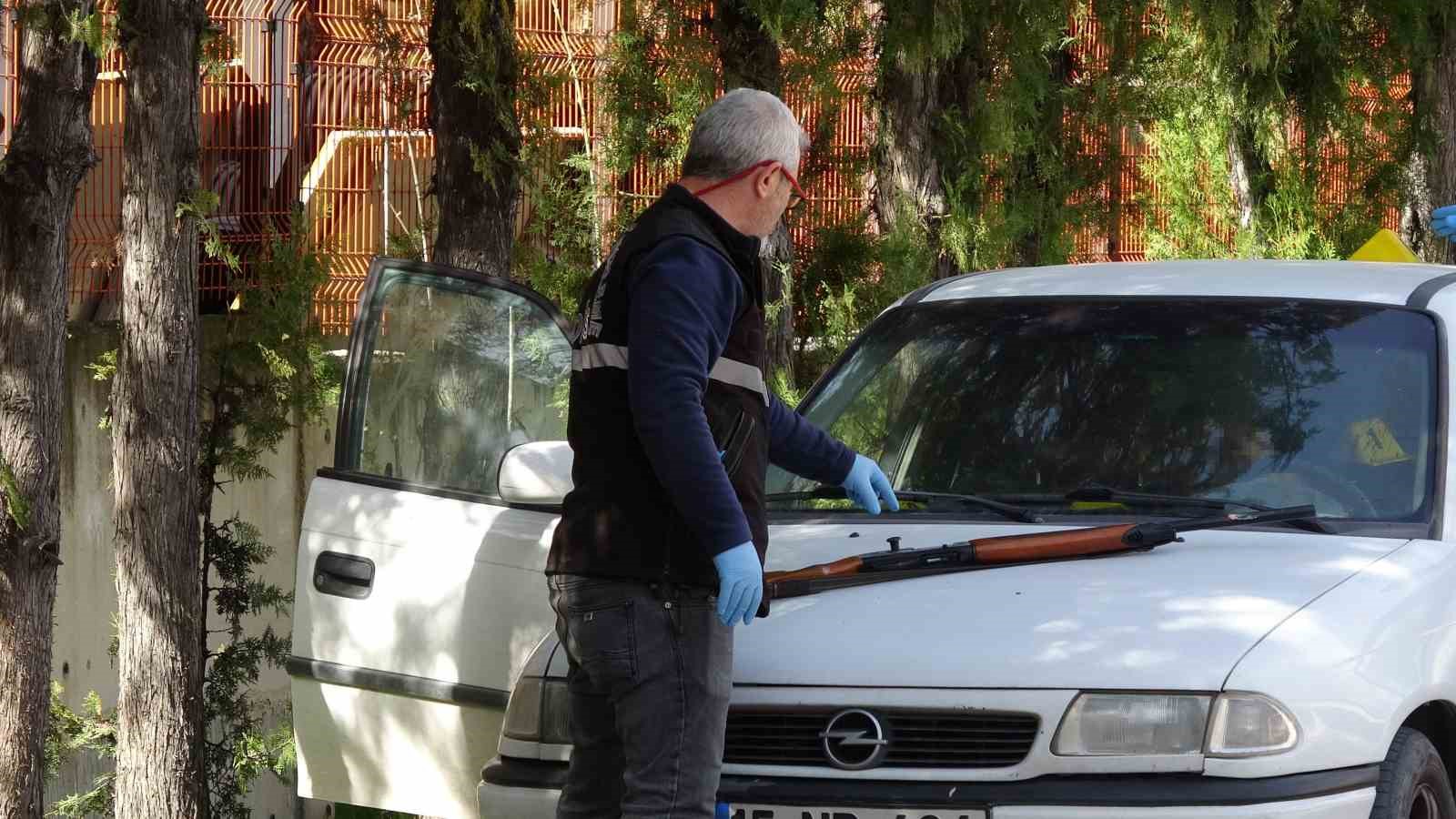 Belediye Personeli Aracında Silahla Ölü Bulundu