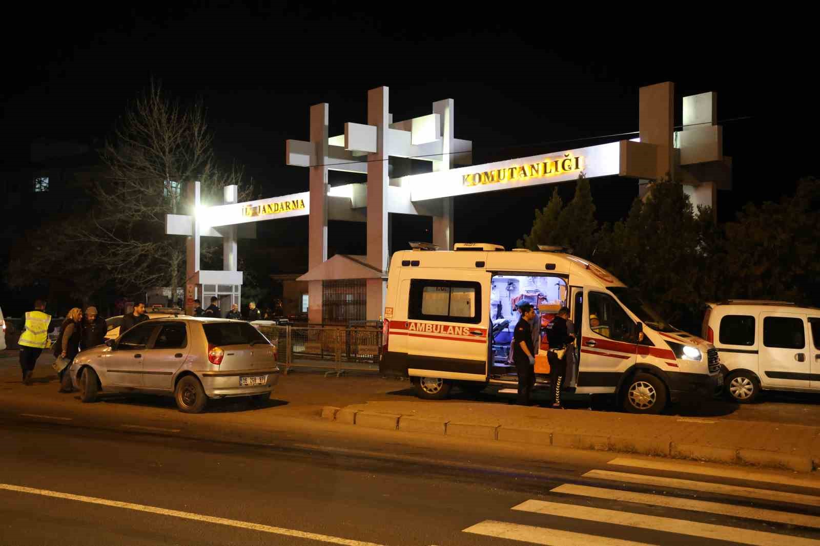 Otomobil kırmızı ışıkta duran otomobile çarptı