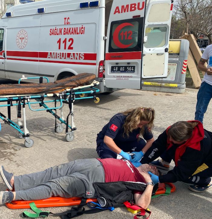 Milas'ta yayaya Geri geri gelen araç çarptı. Yaya kılpayı ölümden döndü