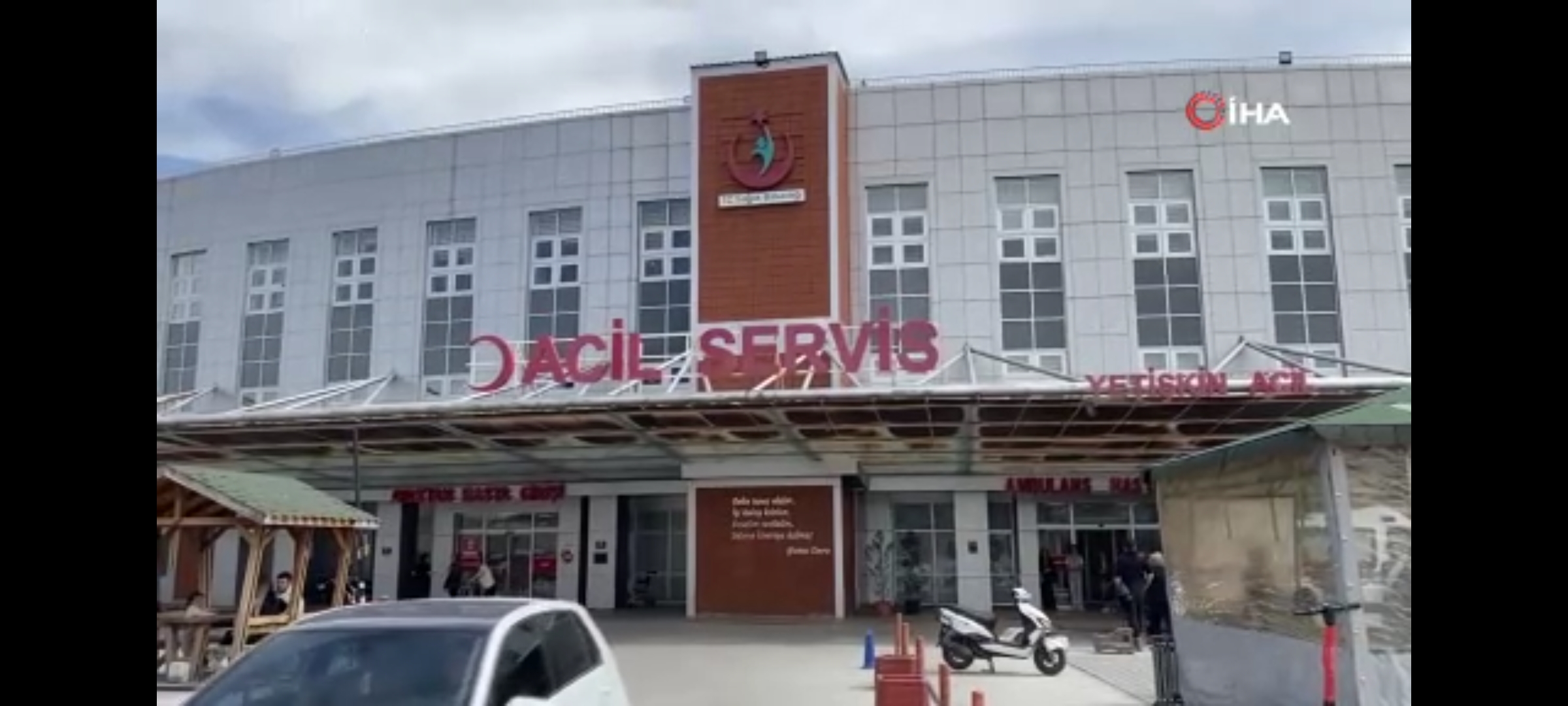 Ders sırasında öğrencilerin üzerine düştü