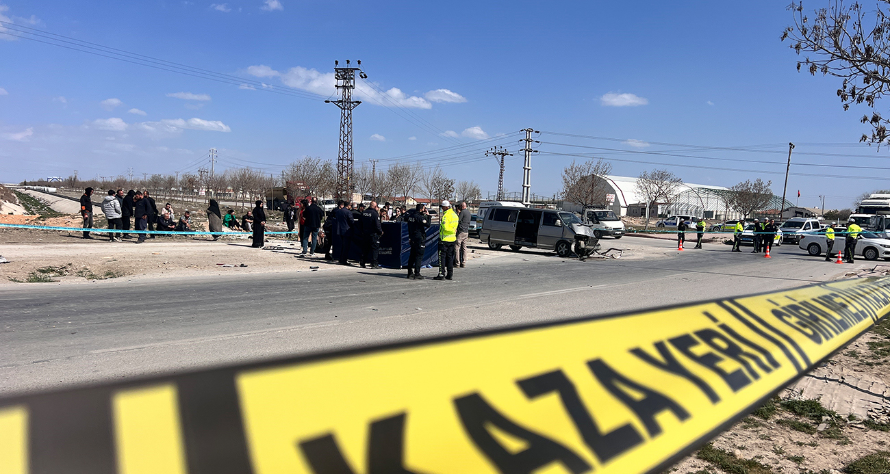 Minibüs ile Tır Çarpıştı: 1 Kişi Hayatını Kaybetti 5 Kişi Yaralandı