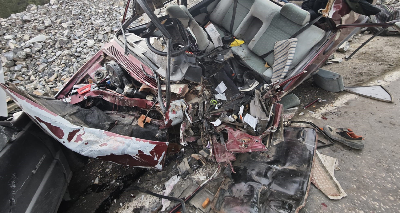 Feci Kazada Araç Hurdaya Döndü: 1 Ölü 3 Yaralı
