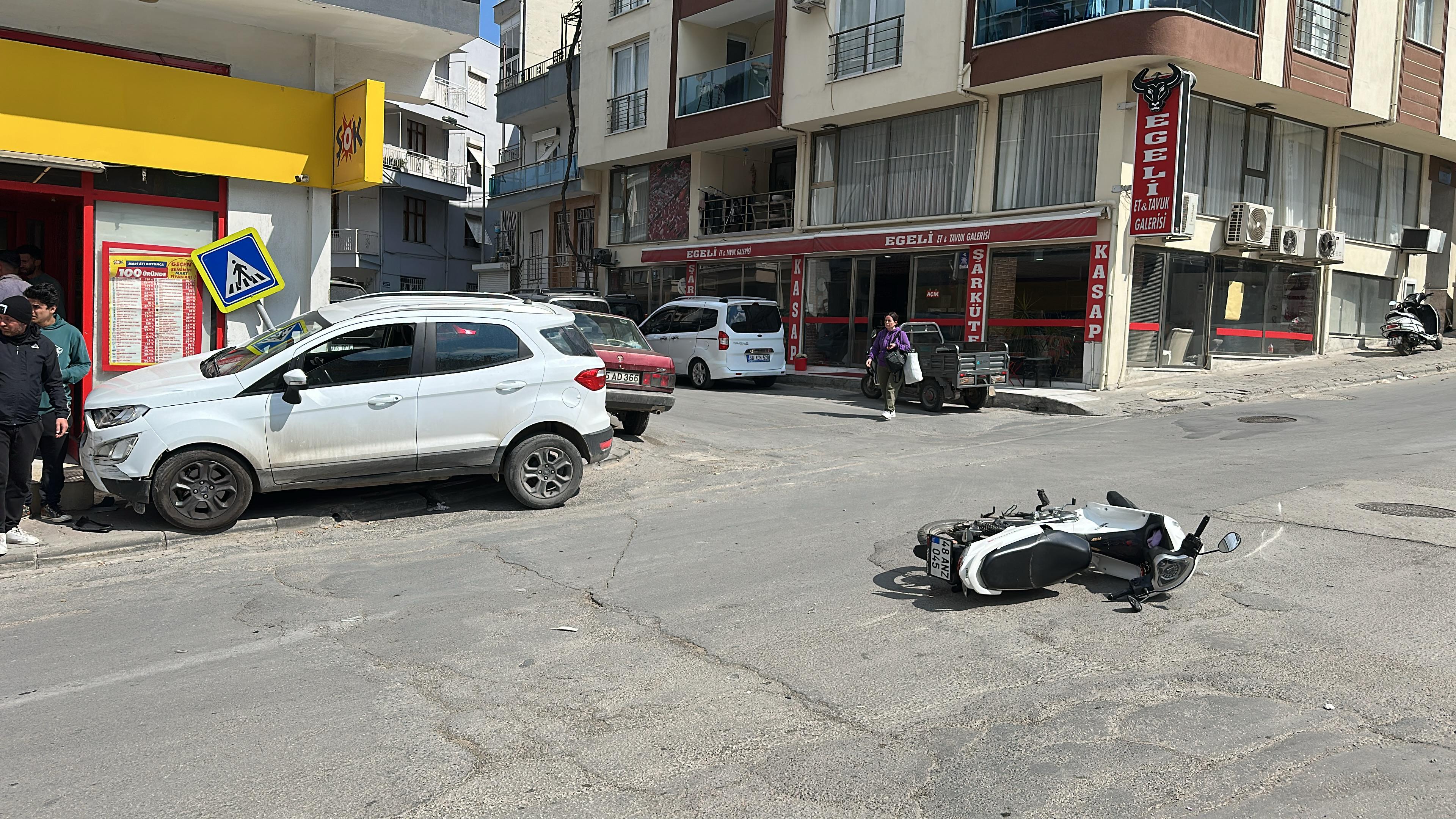 Milas'ta Otomobil Marketin Duvarına Çarptı