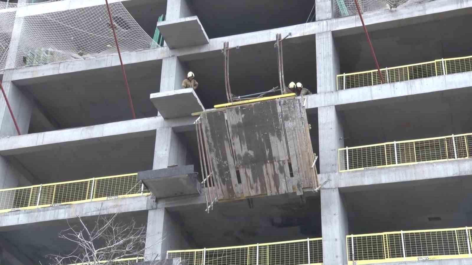 İnşaat İskelesi Çöktü: İşçiler Hayatını Kaybetti