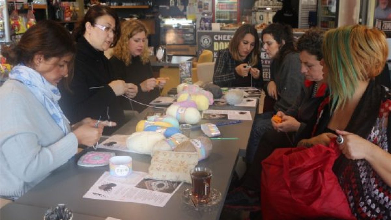 Kimsesiz çocukları sevindiriyorlar