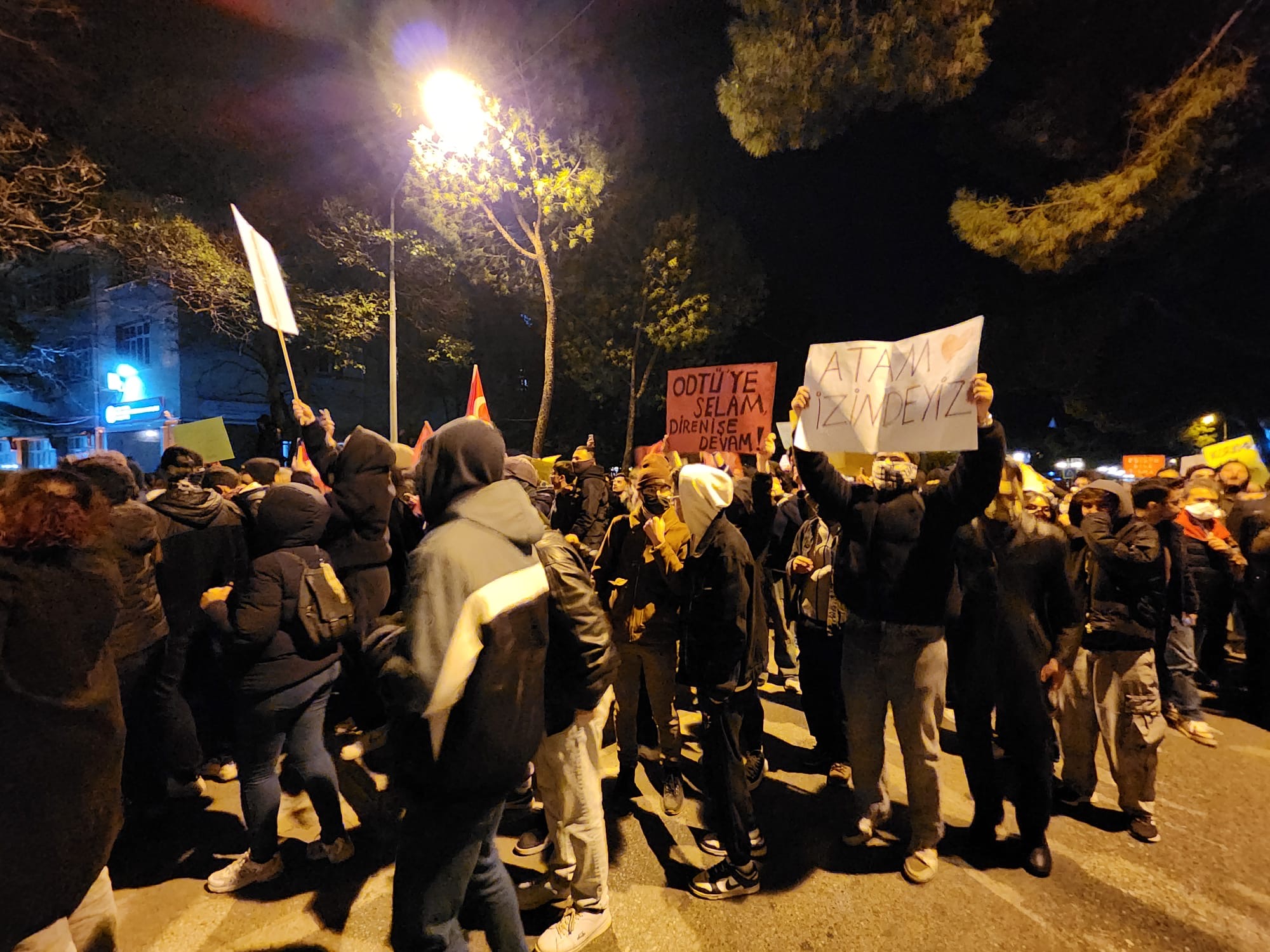 Muğla'da Protesto Gösterisi:Çevik Kuvvet Gençlere Barikatlarını Açıp Yol Verdi